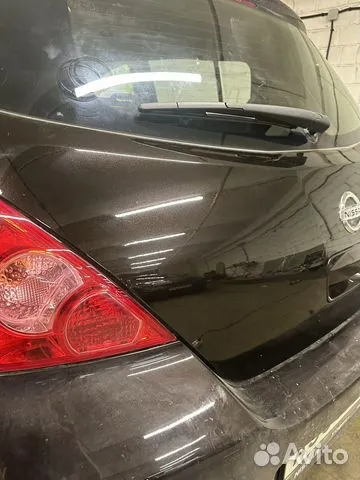 Nissan Tiida с восстановленной крышкой багажника