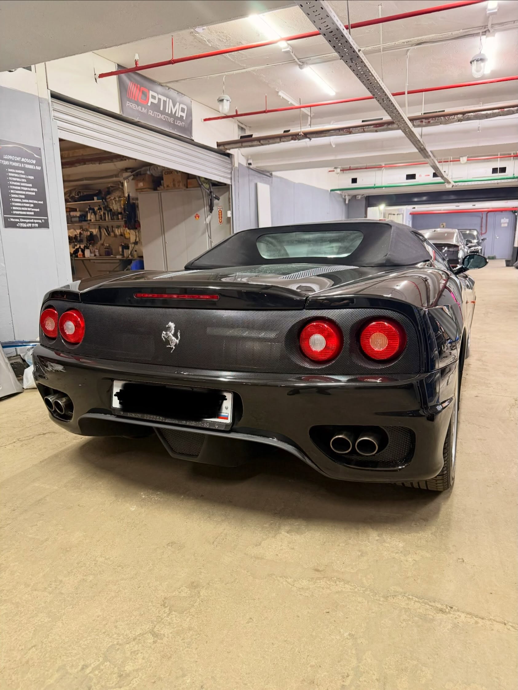 Ferrari в мастерской во время кузовных работ