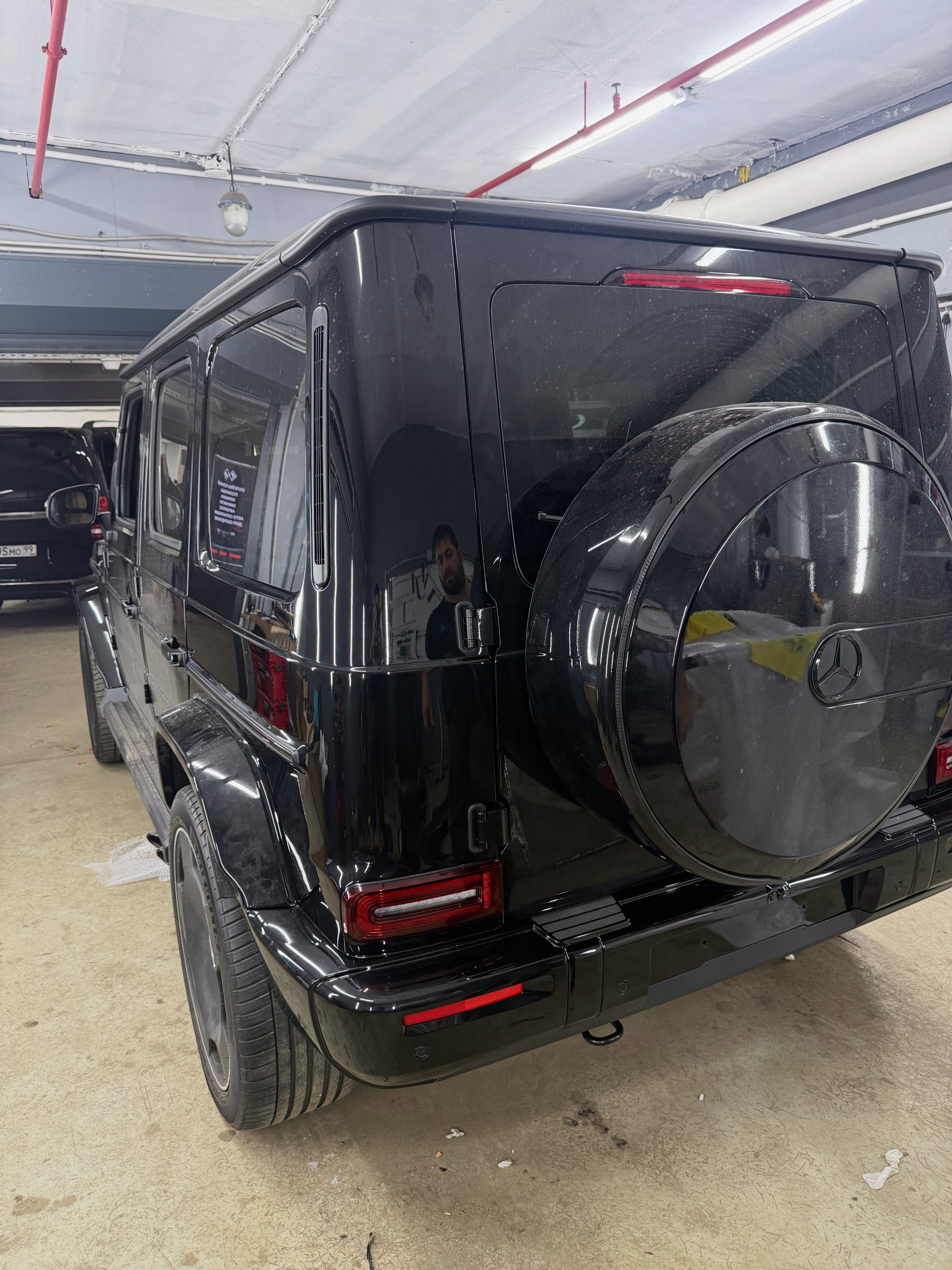 Чёрный Mercedes-Benz G-Class в мастерской