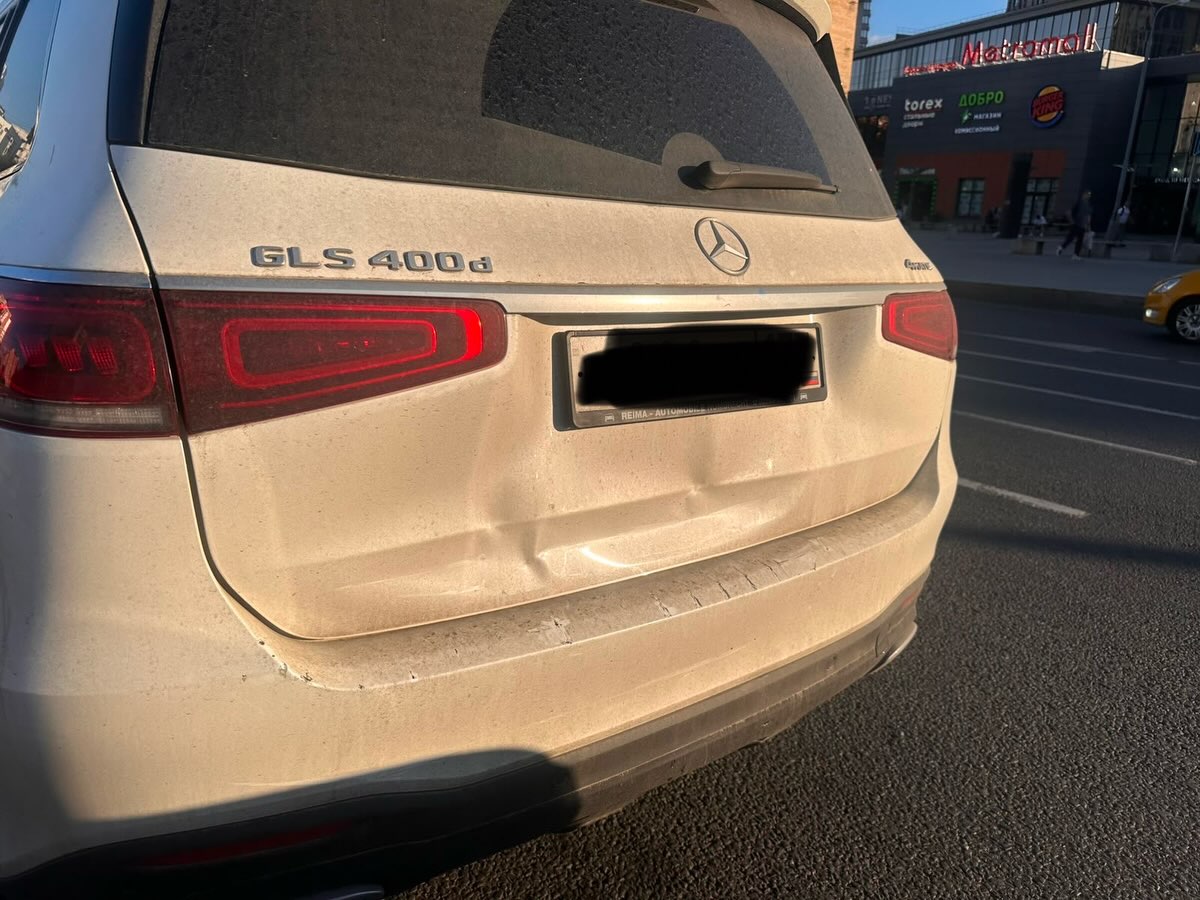 Повреждённая крышка багажника Mercedes-Benz GLS, второй ракурс