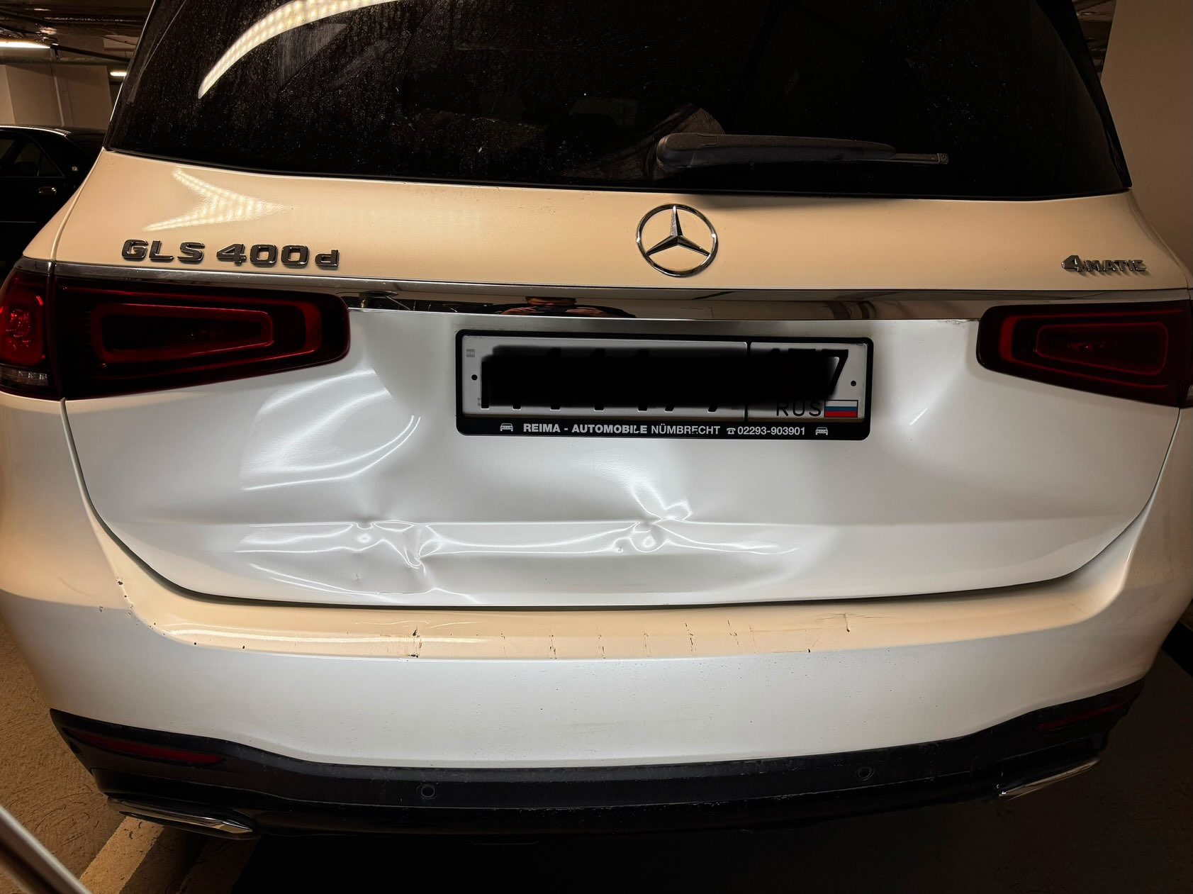 Повреждённая крышка багажника Mercedes-Benz GLS, первый ракурс