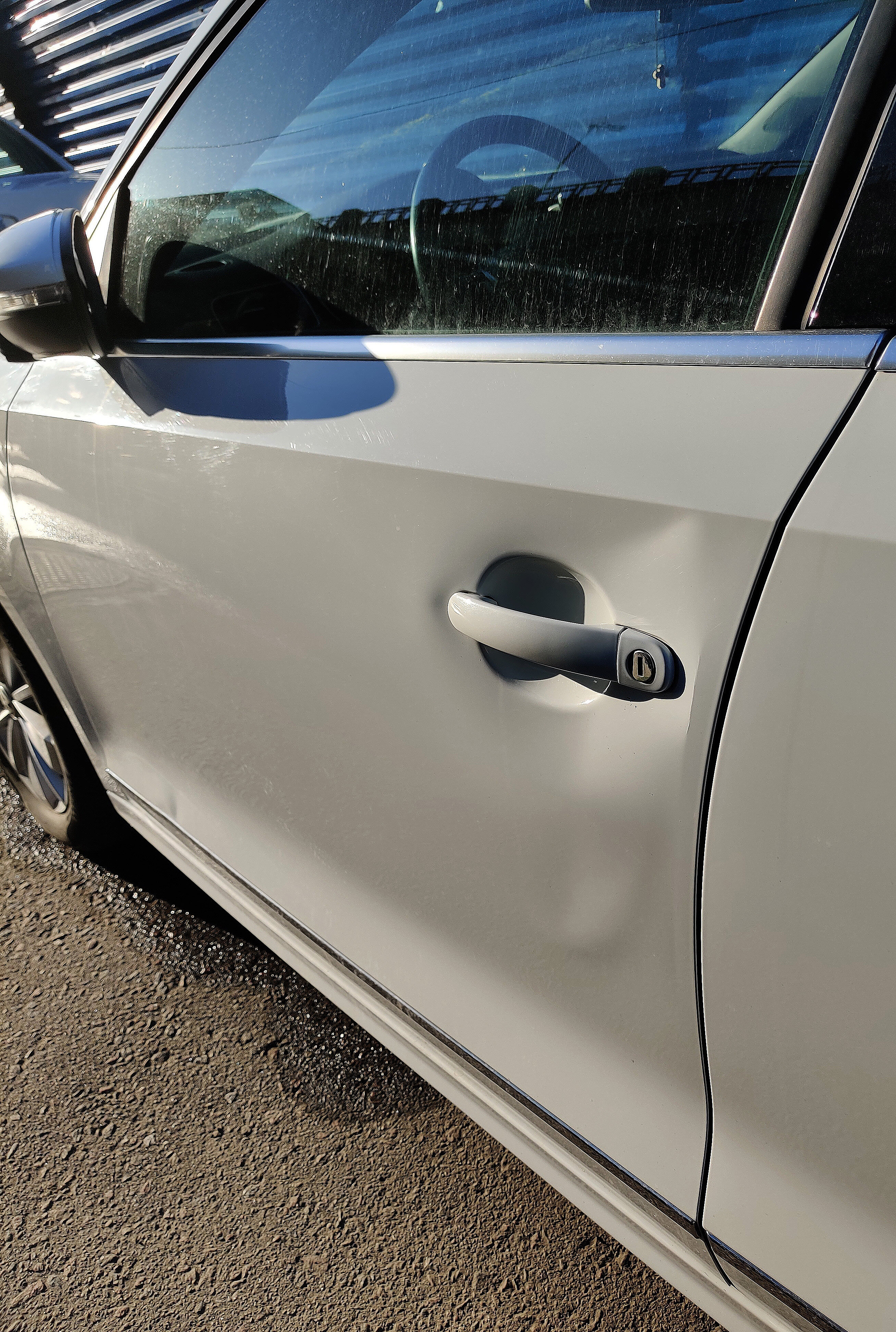 Боковая дверь автомобиля с ручкой и отражением света